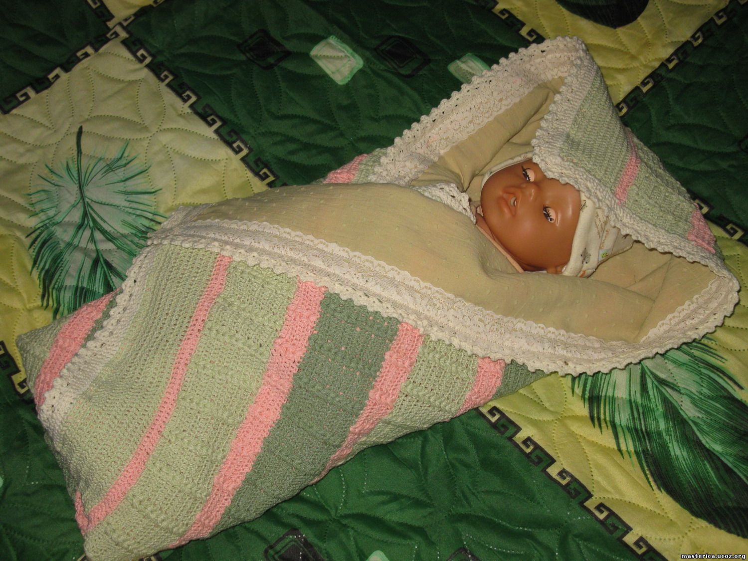 Пеленание укутывание. Пеленание в одеяло новорожденного. Пеленание в одеяло. Завернули в одеяло. Ребёнок завёрнутый в одеяло.